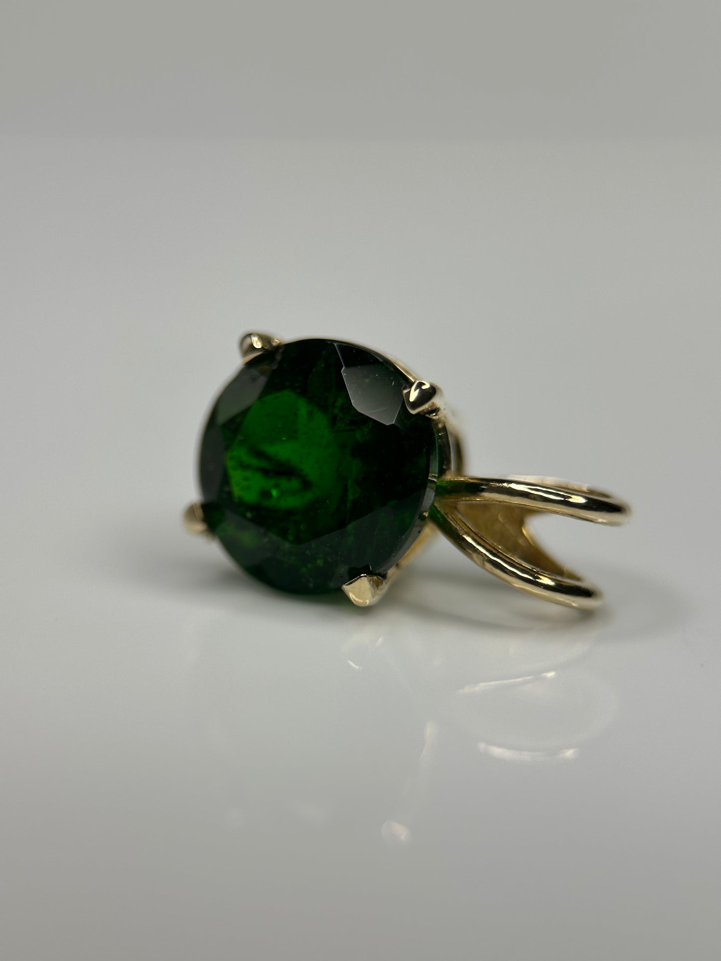 Round Chrome Diopside Gold Pendant