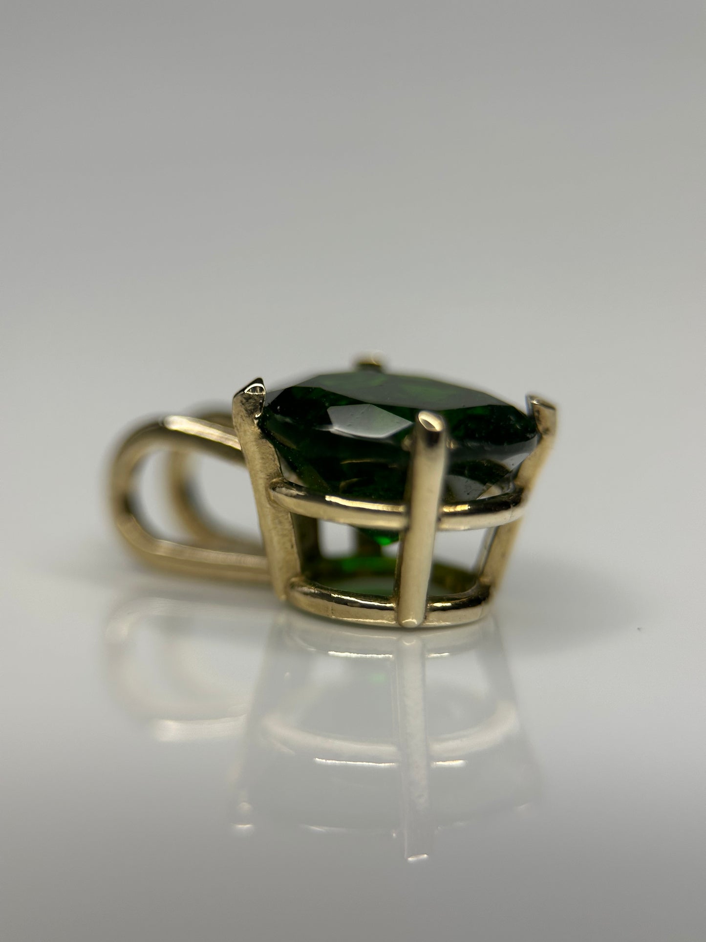 Round Chrome Diopside Gold Pendant